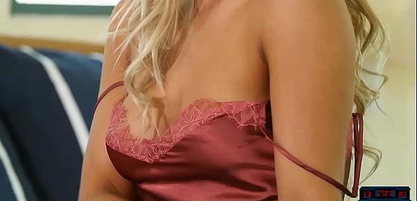  gorgeous blonde milf model jillisa lynn shows off her super hot body